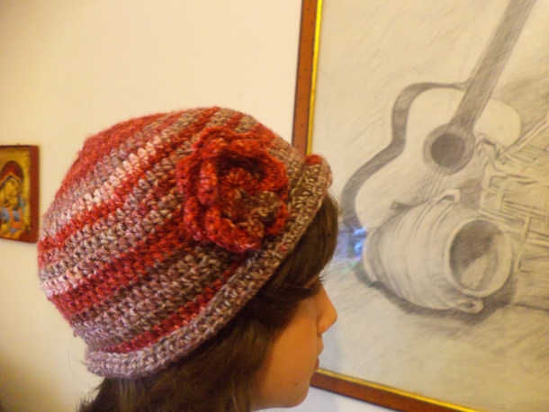 Πλεκτό σκουφάκι με λουλούδι