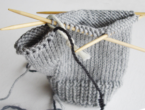 πλεκτό γάντι - τοποθέτηση πόντων σε πρόσθετο νήμα sunexeia