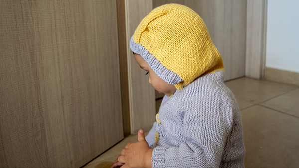 Πλεκτή βρεφική ζακέτα με κουκούλα Πλεκτή βρεφική ζακέτα με κουκούλα