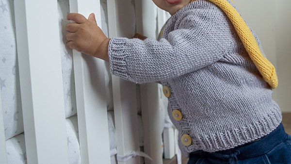 Πλεκτή βρεφική ζακέτα με κουκούλα - μανίκια Πλεκτή βρεφική ζακέτα με κουκούλα